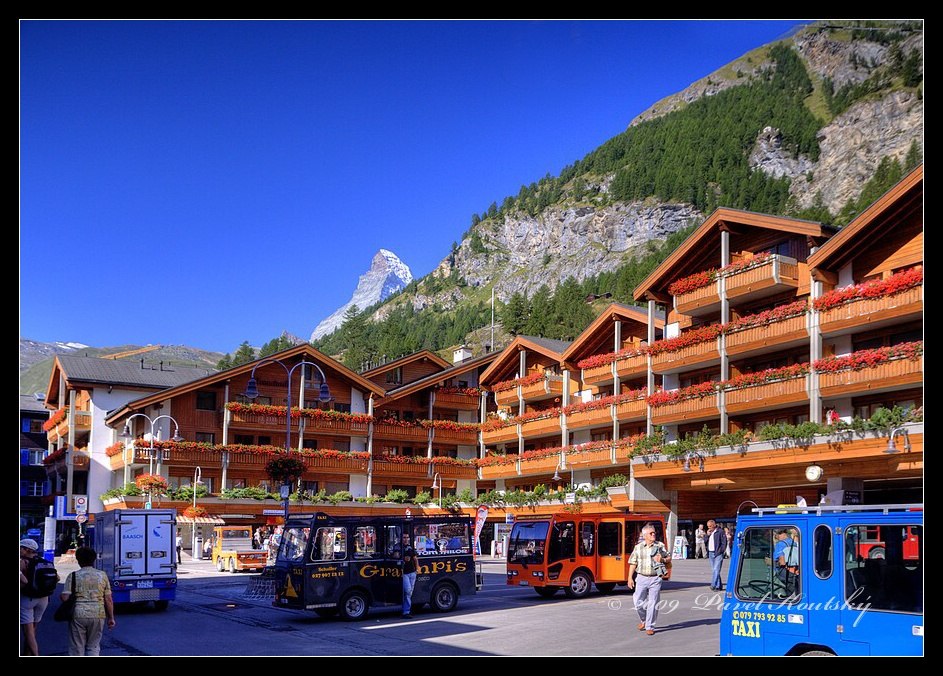 001 vlakové nádraží Zermatt, v pozadí Matterhorn_1334.jpg