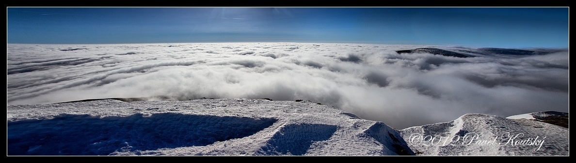 025 panorama za Snězky,vykukuje Studniční a za ní Luční h.