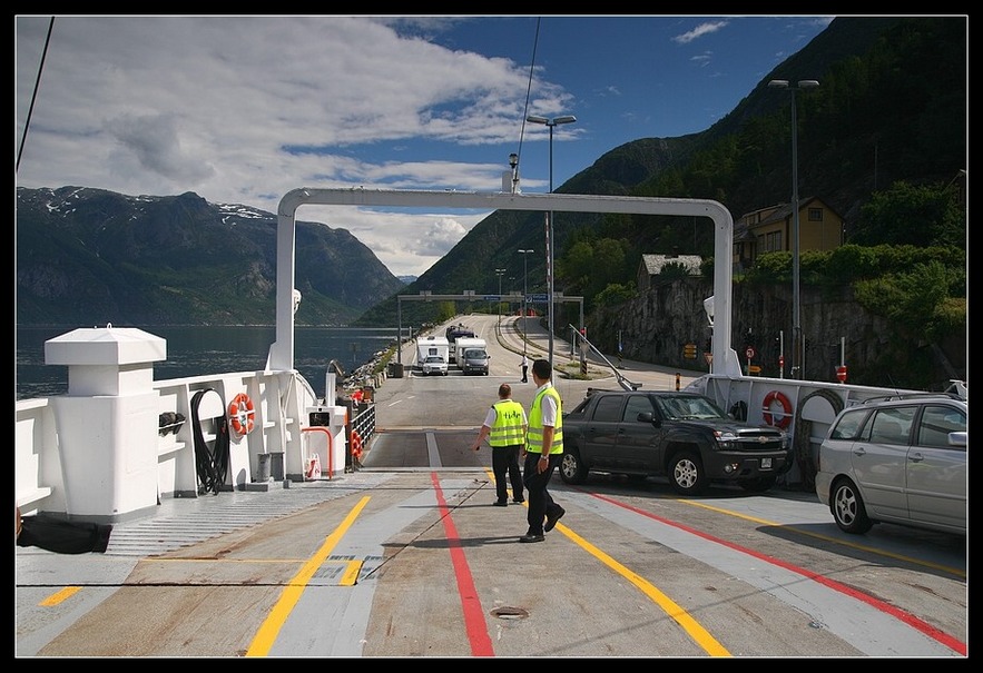 na trajektu v přístavu Bruravik přes Hardangfjord_3934.jpg