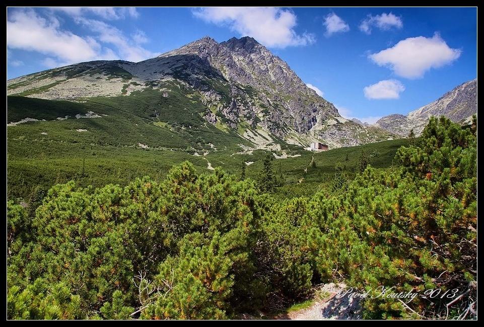 038 Sliezský dom, vlevo Gerlachovský štít 2655 m.n.m_2390