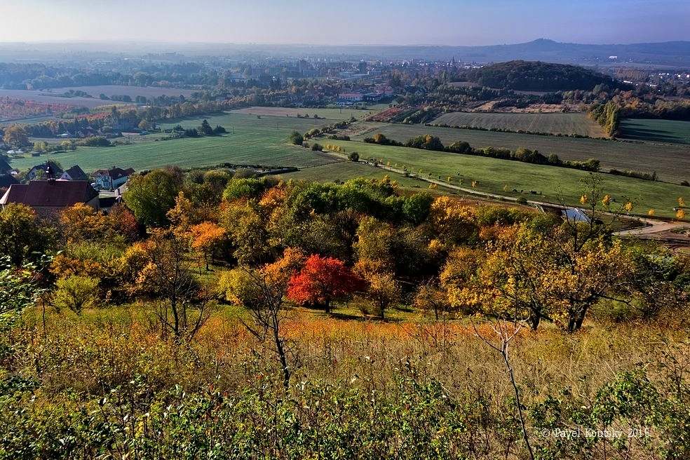 002 barevné stráně Zebína, v pozadí zamlžený Jičán 152410_6